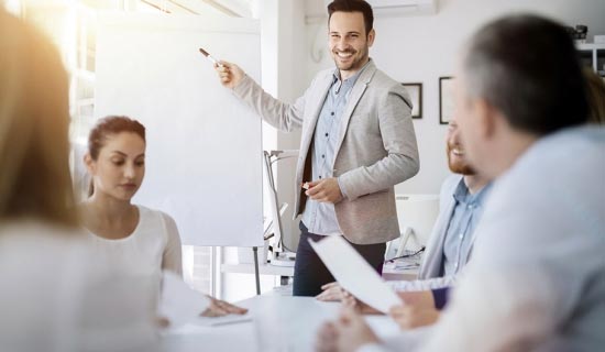 Les entrepreneurs, chefs d’entreprises, directeurs commerciaux, futurs entrepreneurs… Directeurs et responsables de la communication externe/interne. Directeurs et chargés de marketing