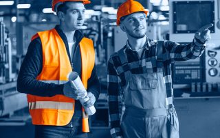 Deux hommes dans une entreprise du secteur de l'industrie