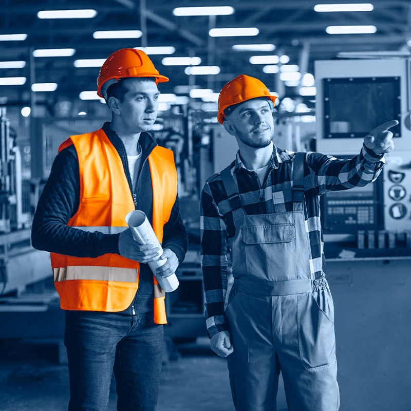 Deux hommes dans une entreprise du secteur de l'industrie