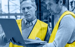 Deux employés d'une PME industrielle