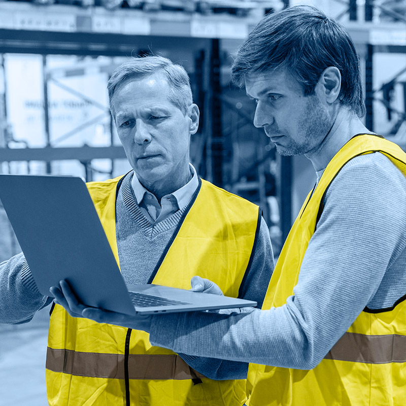 Deux employés d'une PME industrielle