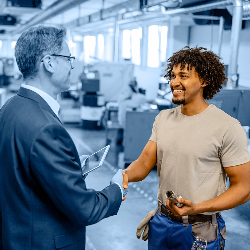 Marque employeur industrielle : 7 contenus qui donnent envie de postuler, pour la communication de recrutement Poignée de main entre deux hommes
