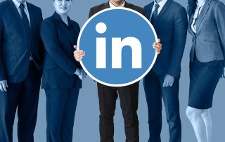 5 dirigeants d'industrie avec le logo LinkedIn dans les mains.
