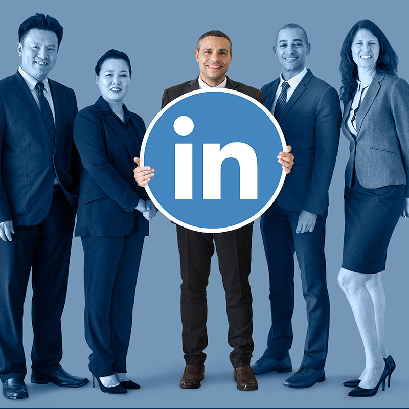 5 dirigeants d'industrie avec le logo LinkedIn dans les mains.