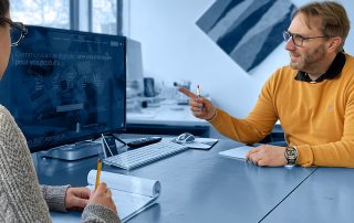 Consultation avec une cliente dans notre cabinet de marketing digital