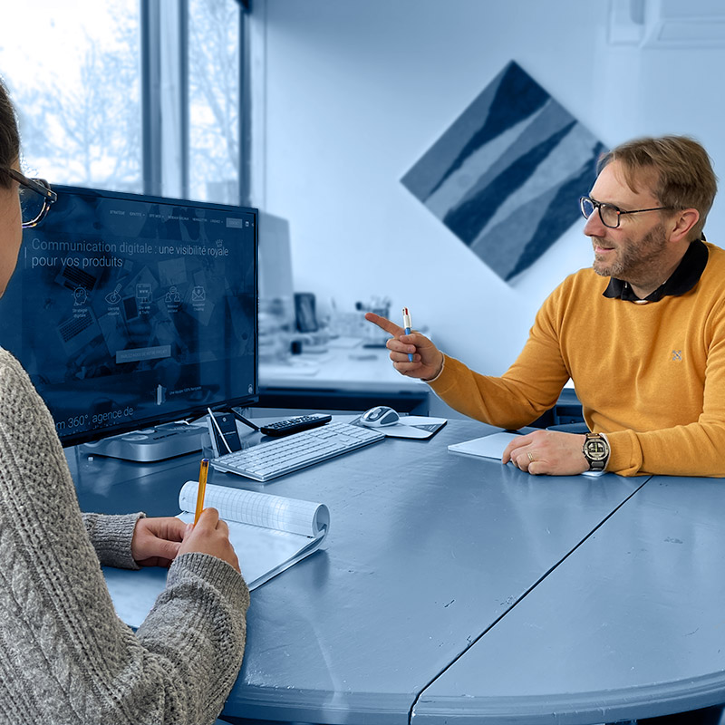 Consultation avec une cliente dans notre cabinet de marketing digital
