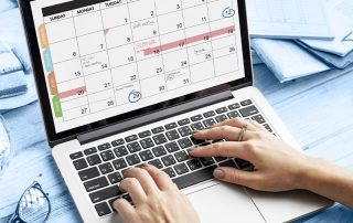 Un écran d'ordinateur qui affiche un calendrier/planning.