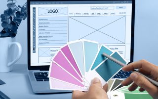 Une personne dont on voit uniquement les mains qui fait des recherches de couleurs pour la création d'une charte graphique.